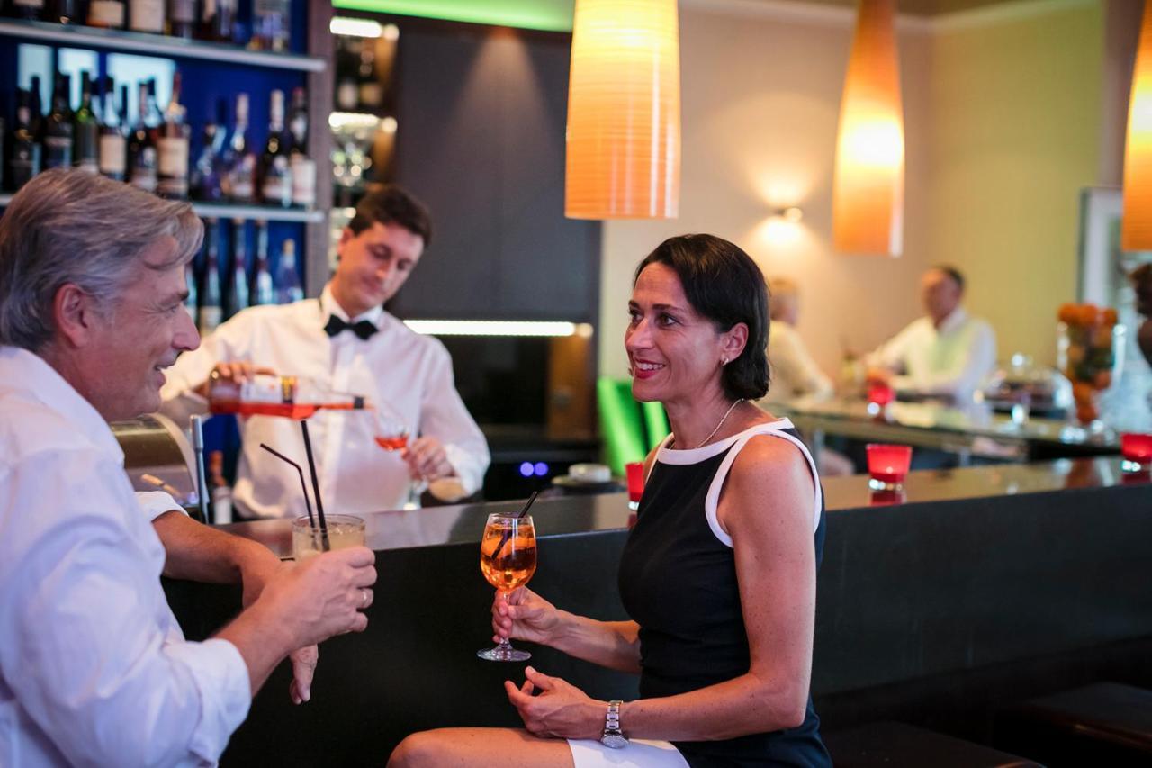 Hotel Bayerischer Hof Lindau  Ngoại thất bức ảnh A woman drinking a cocktail