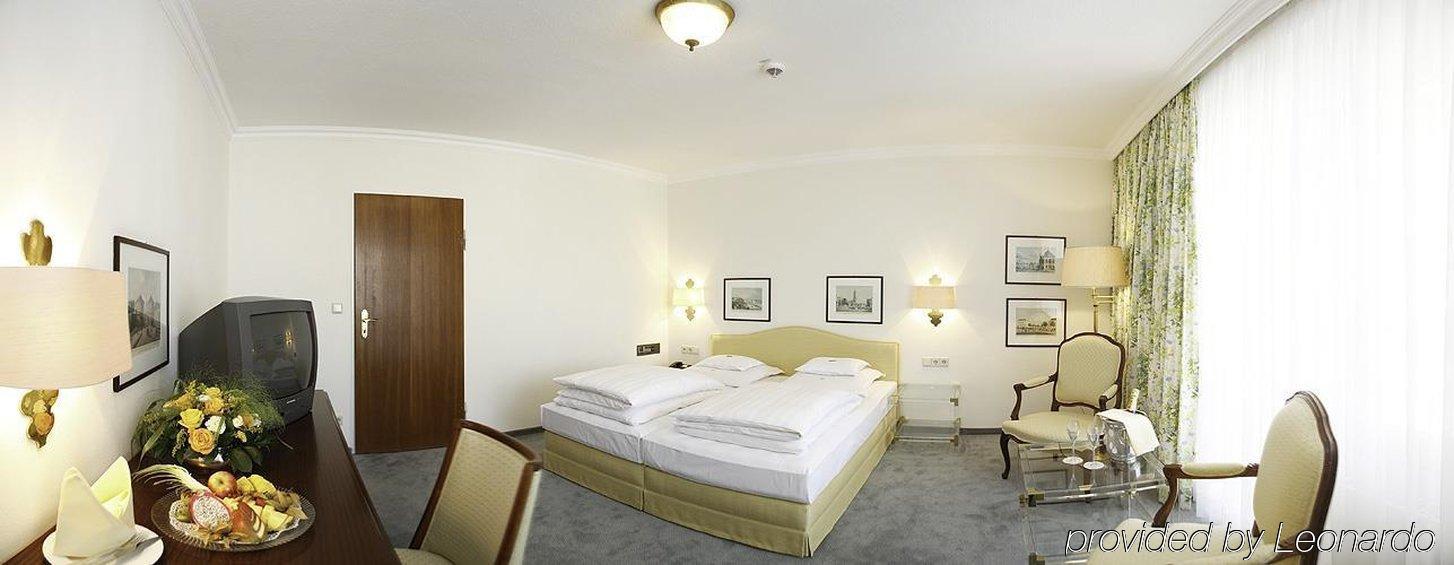 Hotel Bayerischer Hof Lindau  Phòng bức ảnh A typical hotel room