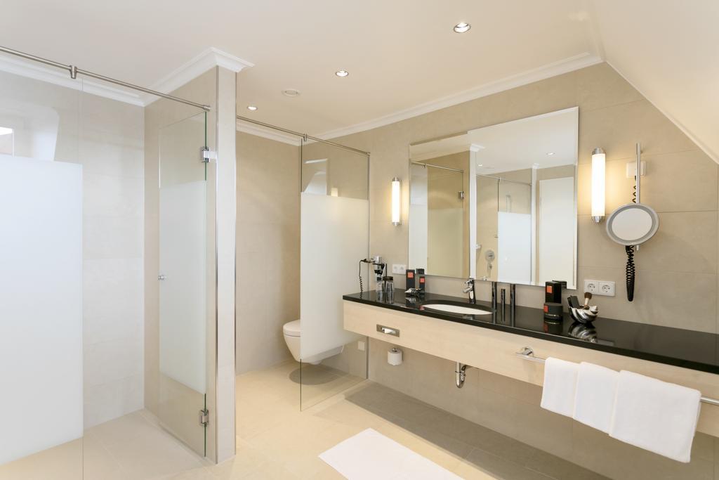 Hotel Bayerischer Hof Lindau  Ngoại thất bức ảnh A bathroom in a hotel