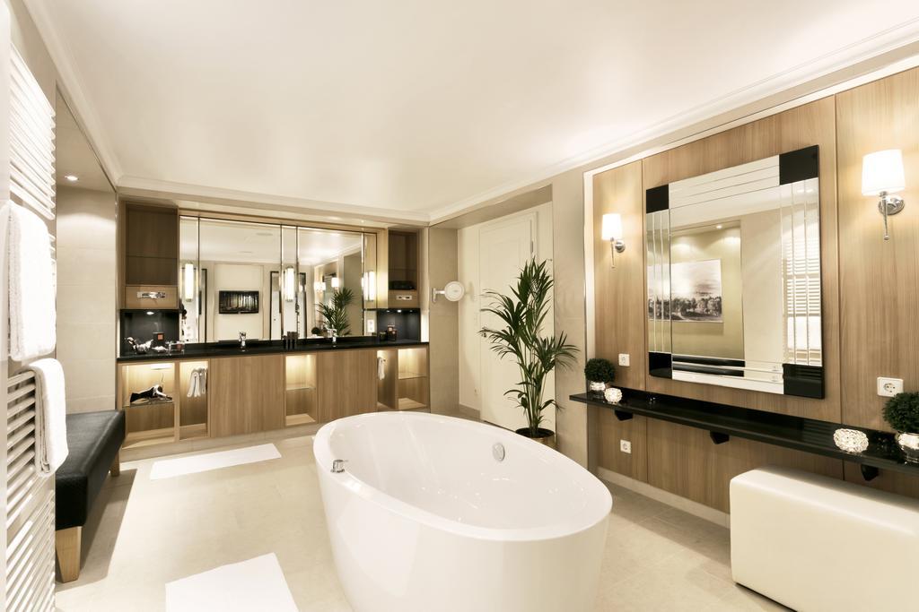 Hotel Bayerischer Hof Lindau  Ngoại thất bức ảnh Bathroom