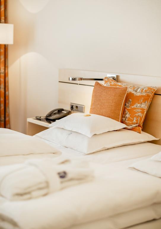 Hotel Bayerischer Hof Lindau  Ngoại thất bức ảnh A bed with cushions