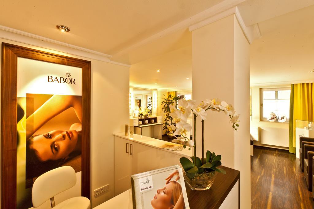 Hotel Bayerischer Hof Lindau  Ngoại thất bức ảnh A typical salon interior