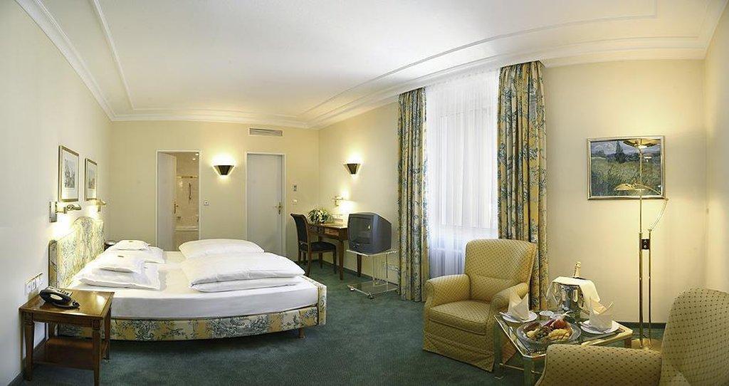 Hotel Bayerischer Hof Lindau  Ngoại thất bức ảnh A typical hotel room