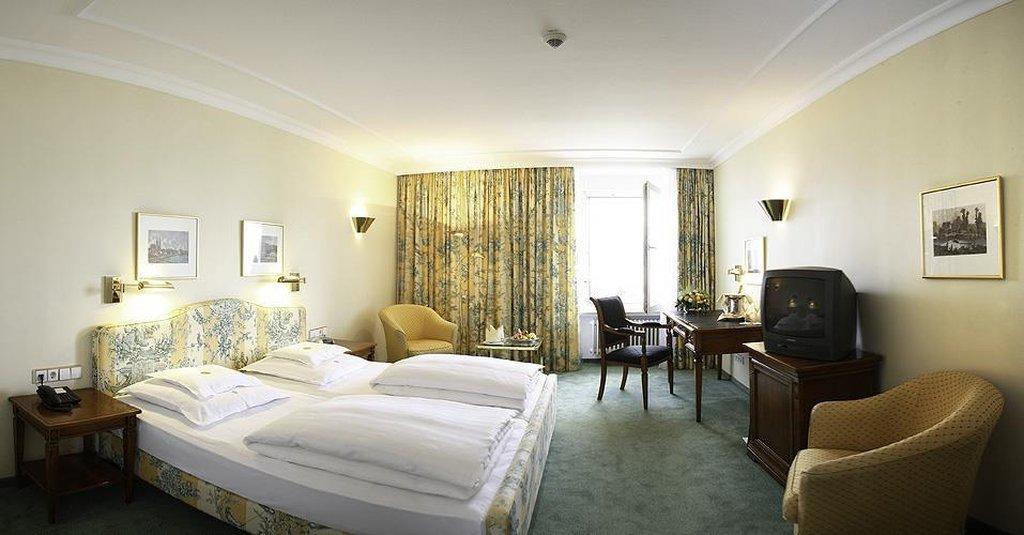 Hotel Bayerischer Hof Lindau  Ngoại thất bức ảnh A typical hotel room