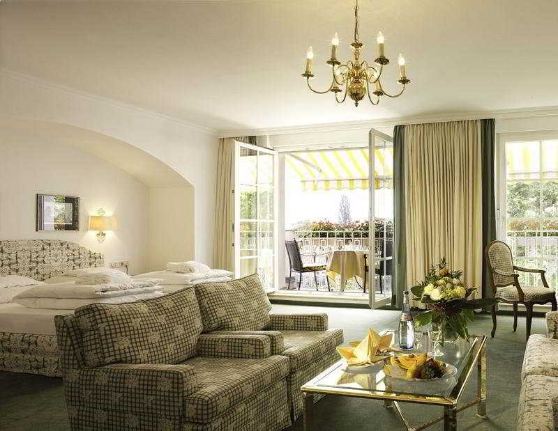 Hotel Bayerischer Hof Lindau  Ngoại thất bức ảnh A suite at the Hotel de Paris