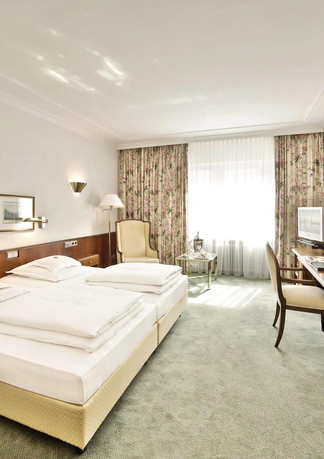 Hotel Bayerischer Hof Lindau  Ngoại thất bức ảnh A typical room at the hotel