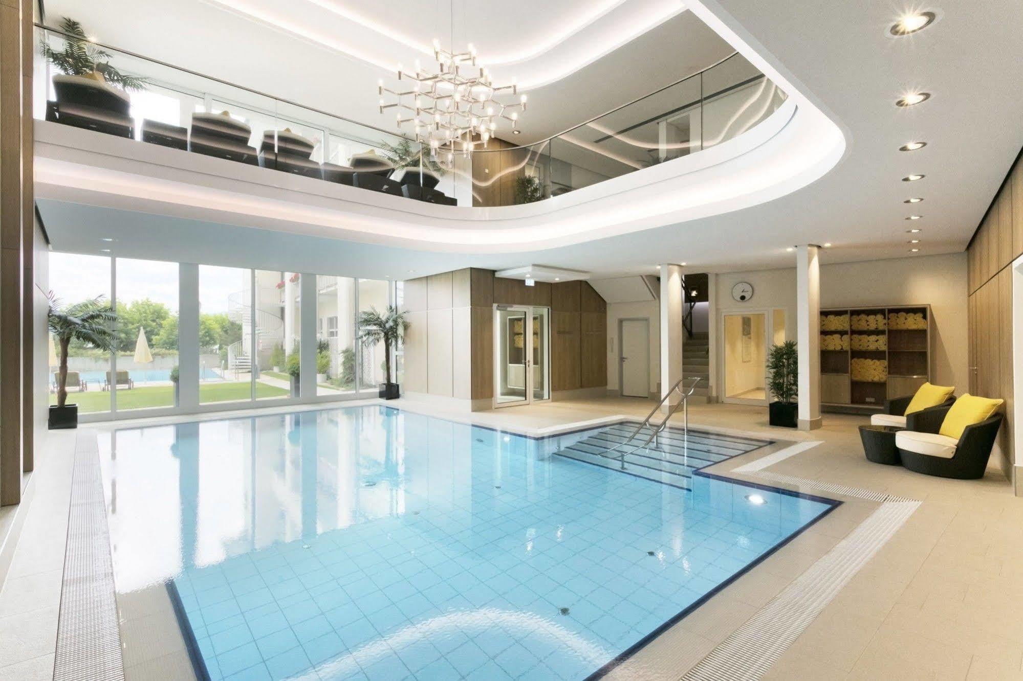 Hotel Bayerischer Hof Lindau  Ngoại thất bức ảnh The swimming pool at the hotel