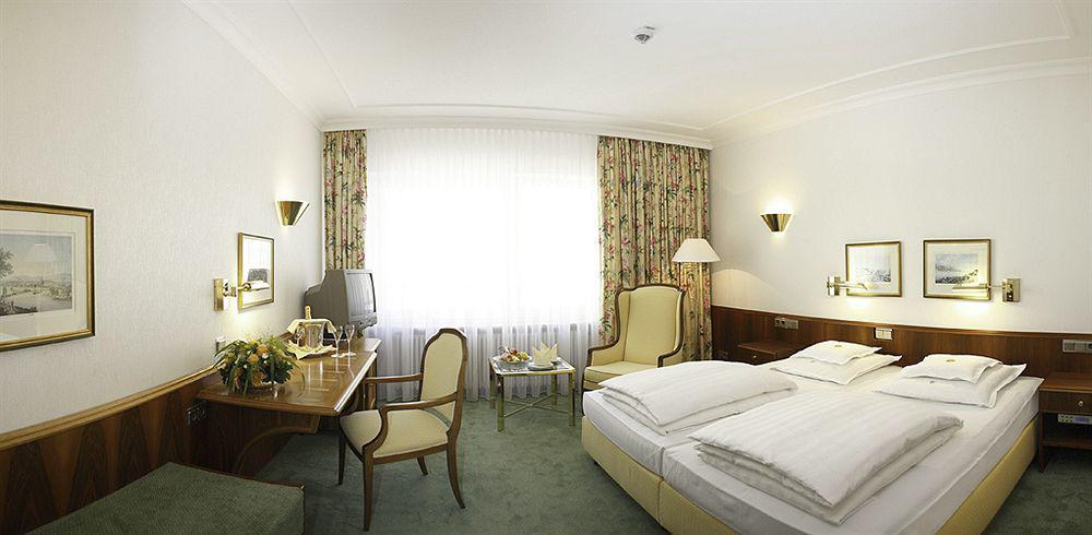 Hotel Bayerischer Hof Lindau  Ngoại thất bức ảnh A typical hotel room